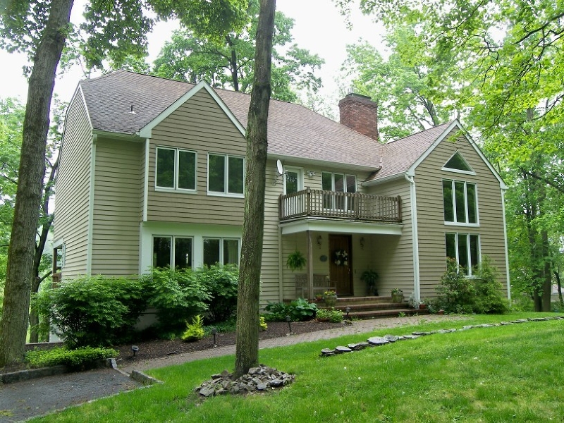 New Price! 10 Fawn Ridge Road, Clinton Twp